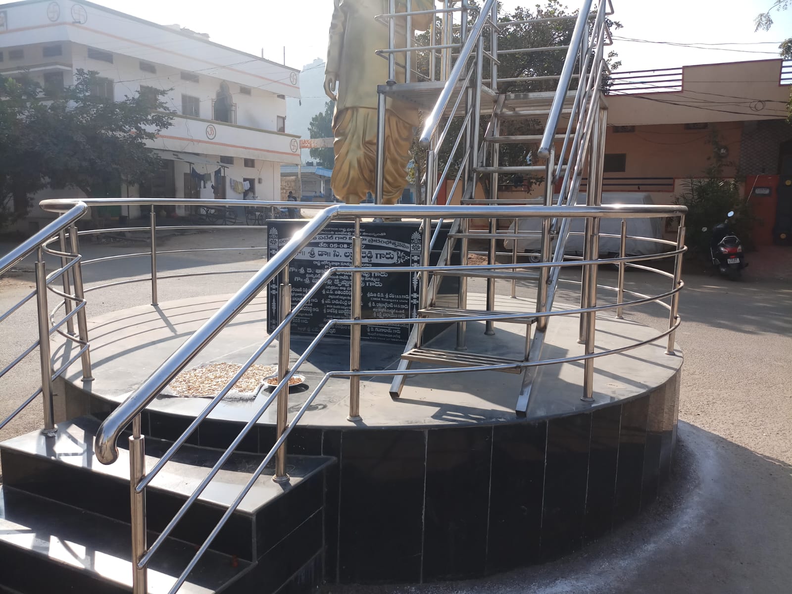 Curved platform steel railing installation